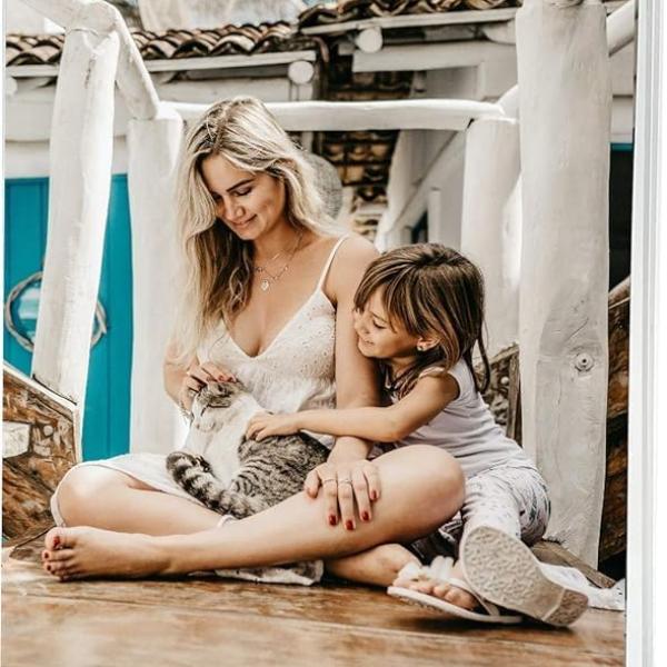 Acrylic Photo Frame - 5x7 (5R) Clear Display for Cherished Memories